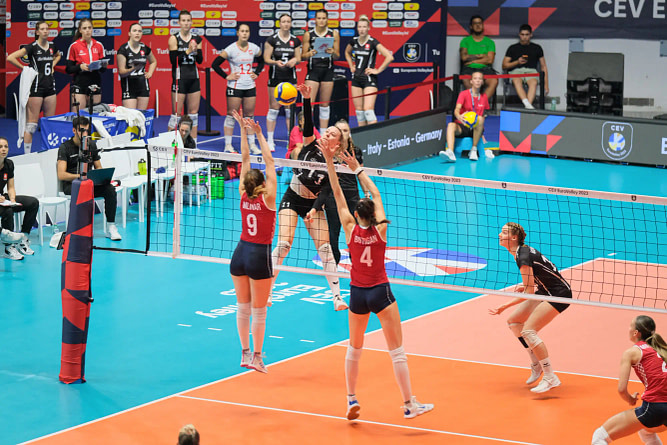 Maja Storck (C) of Switzwerland, Lucija Mlinar (L) and Božana Butigan (R) of Croatia in action during the Final Round Day 6 of the Women’s CEV Eurovolley 2023 between Croatia vs Switzerland in Turin (Italy). (ph. Davide Di Lalla ©Unicode Images)