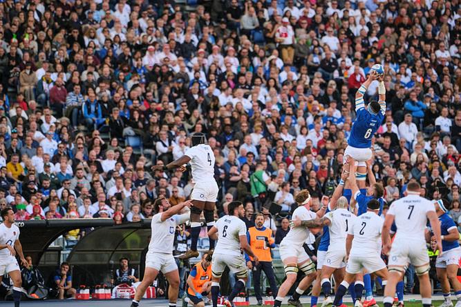 Sebastian Negri of Italy is catching the ball in a line-out during the Guinness Men's Six Nations 2024 at the Stadio Olimpico on February 3, 2024 in Rome, Italy. (ph. Davide Di Lalla ©Unicode Images)