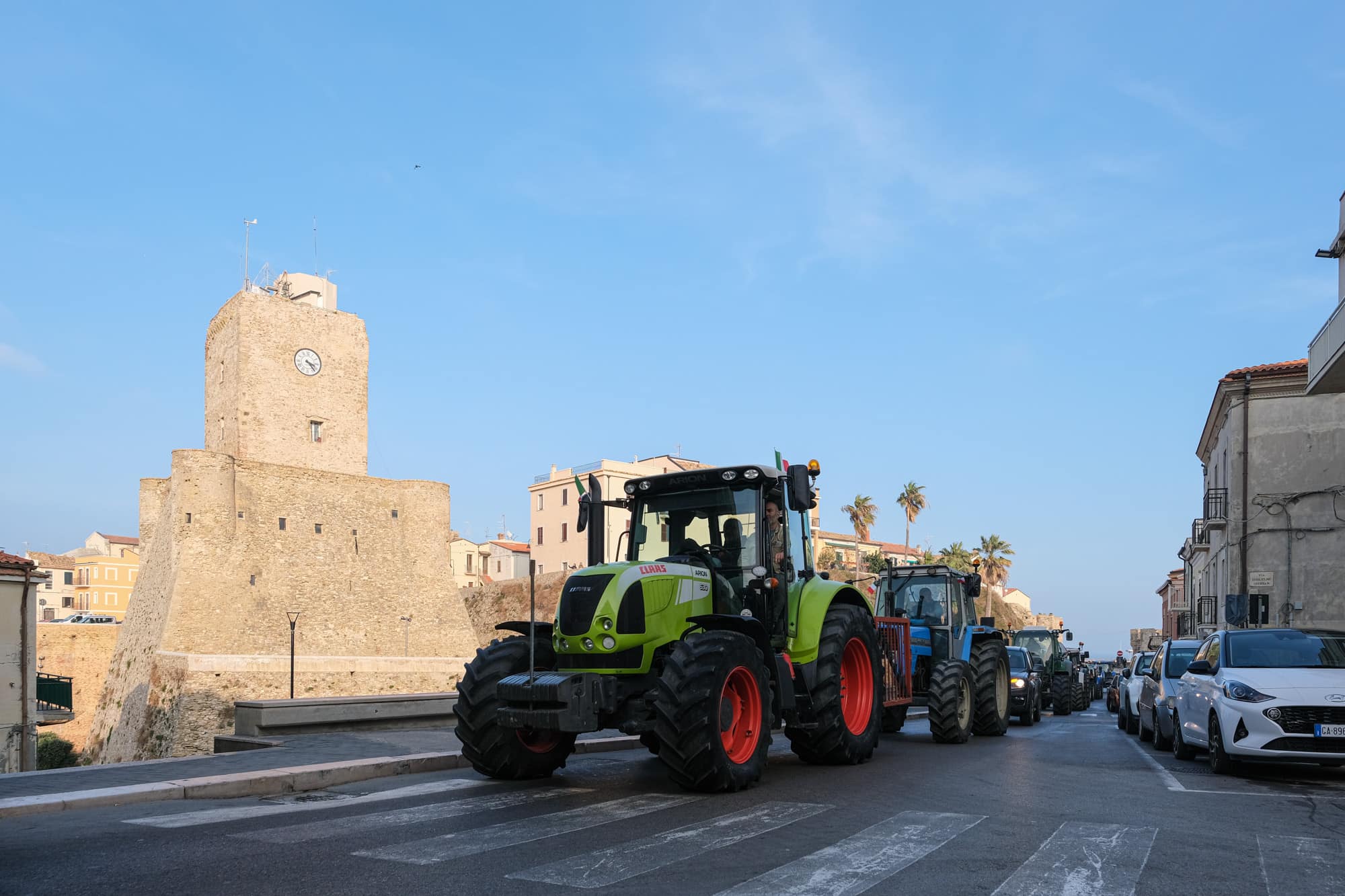 Tractors drive by the Termoli Castle during the demonstration. (ph. Elena Vizzoca©Unicode Images)